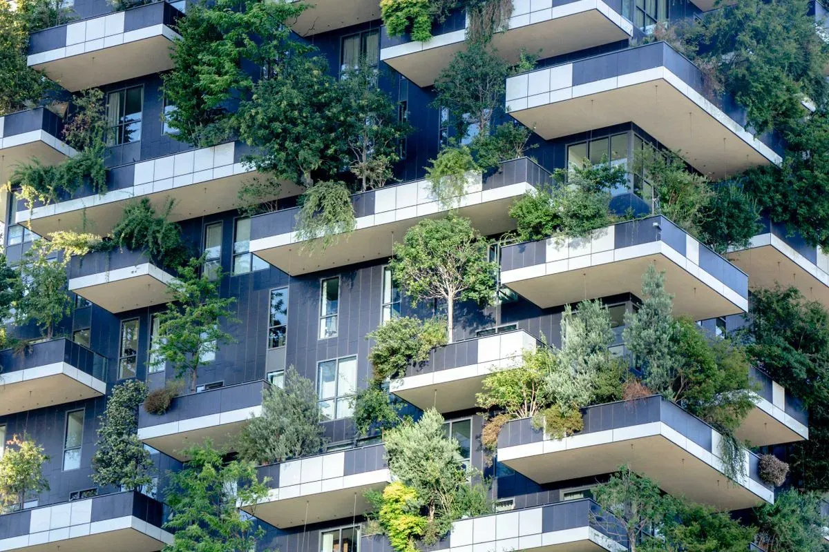 Edificio con vegetación en fachadas y balcones