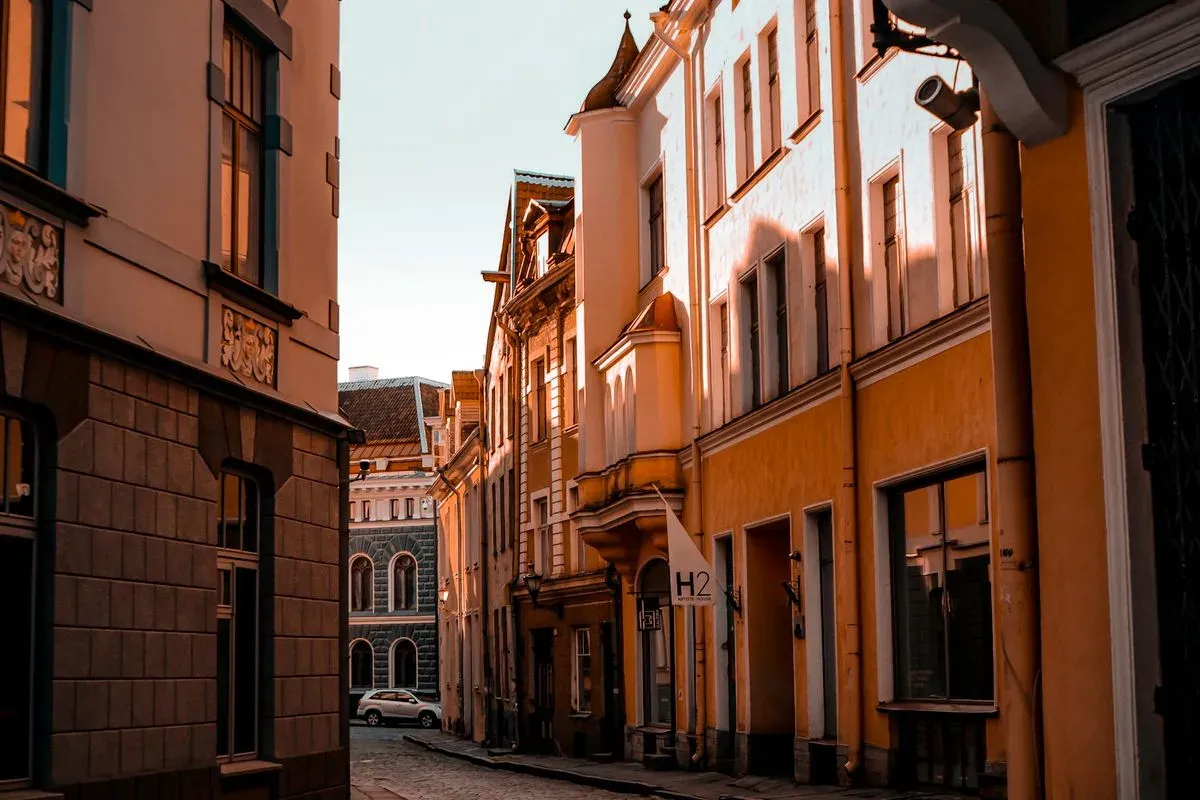 Calle empedrada de casco histórico rehabilitado