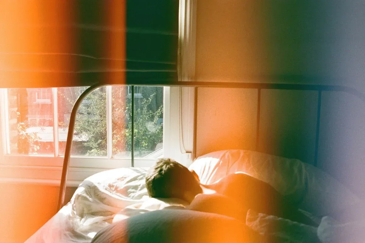 Dormitorio con ventana abierta y luz natural